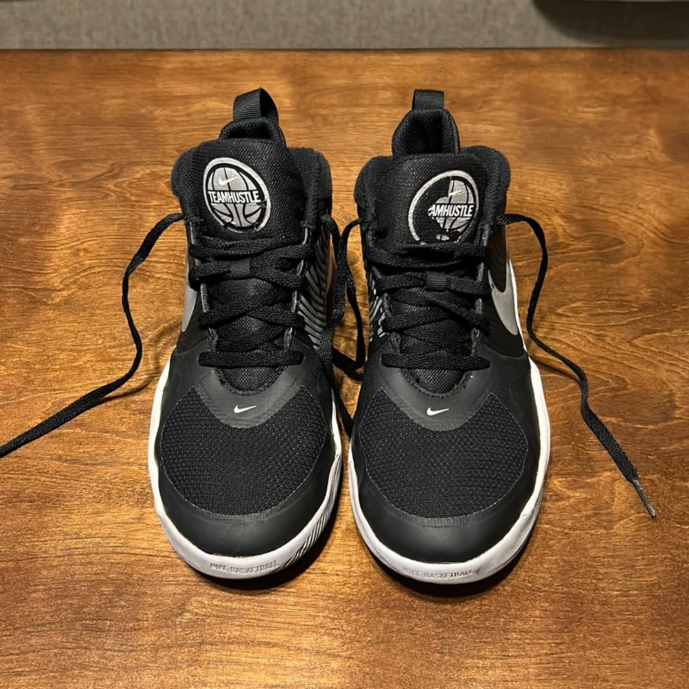 Boys Nike Team Hustle Basketball Shoes, size 3.5Y